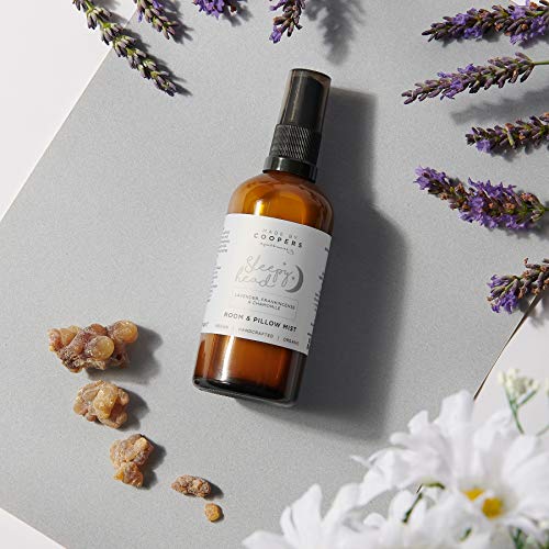 Lavanda, mirra, manzanilla relajante almohada Mist con aceites esenciales by Made By Coopers – Remedio natural para dormir – relajante Natural habitación y lino Spray en 100 ml botella de cristal