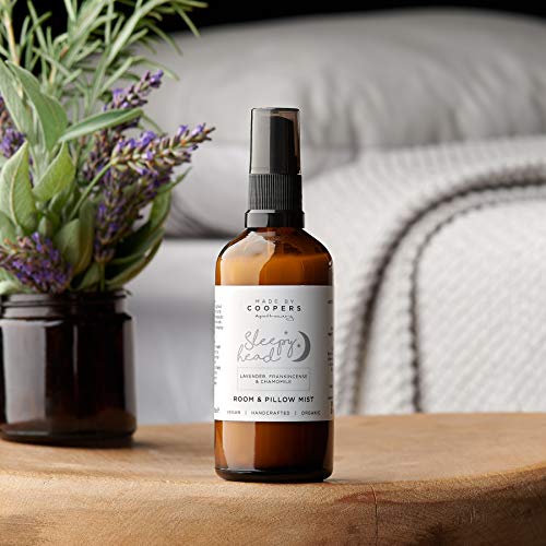 Lavanda, mirra, manzanilla relajante almohada Mist con aceites esenciales by Made By Coopers – Remedio natural para dormir – relajante Natural habitación y lino Spray en 100 ml botella de cristal