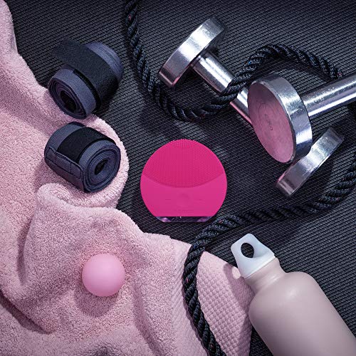 LUNA mini 2 de FOREO es el limpiador facial con modo anti-edad. Un cepillo facial sónico de silicona, para todo tipo de piel |Fuchsia| Recargable a través USB