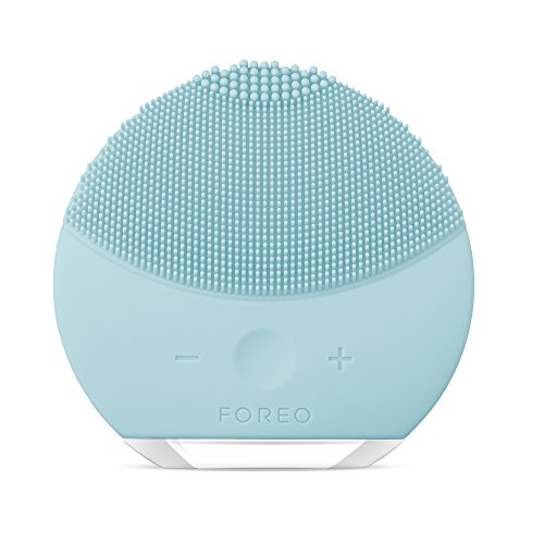 LUNA mini 2 de FOREO es el limpiador facial con modo anti-edad. Un cepillo facial sónico de silicona, para todo tipo de piel |Mint| Recargable a través USB