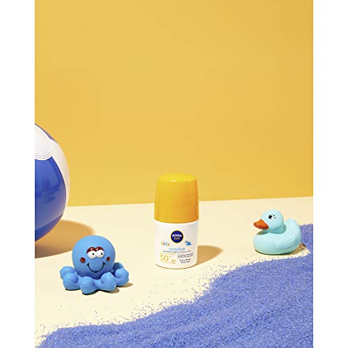 NIVEA SUN Kids Sensitive Protege & Juega Roll-on FP 50+ (1 x 50 ml), crema solar para niños extra resistente al agua, protector solar roll-on para piel sensible