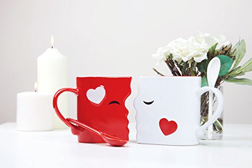 Juego de Tazas de Besos | Exquisitamente Confeccionadas Dos Tazas Grandes, 1 Roja, 1 Blanca, Con Cucharas a Juego | Hermosamente Empaquetadas para Regalo de Navidad, Aniversarios, San Valentín