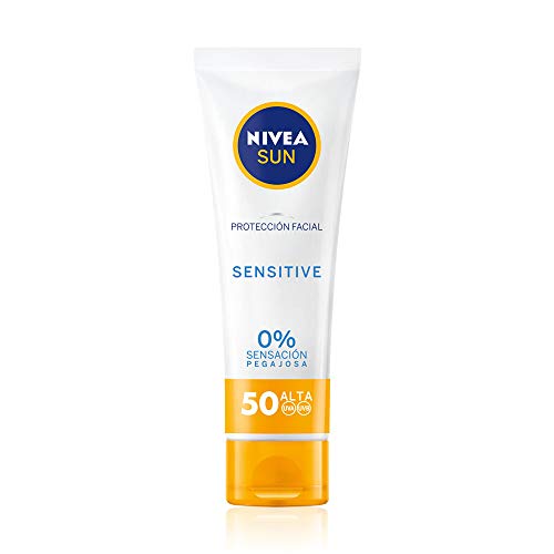 NIVEA SUN Sensitive Protección Facial FP 50, protector solar facial para piel sensible, crema sin perfume con 0% sensación pegajosa - 1 x 50 ml