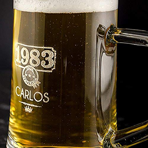 Calledelregalo Regalo para Hombres por su cumpleaños, Aniversario, Navidad, Día del Padre. Jarra de Cerveza Personalizada con Nombre y año de Nacimiento Grabados en Estuche