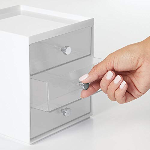 mDesign Organizador de maquillaje – Cajas de belleza con 3 cajones para sombra de ojos, labiales y más – Cajonera de plástico para organizar maquillaje en el baño – blanco/transparente