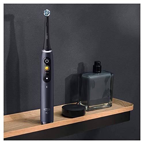 Oral-B iO 8 Cepillos Eléctricos Recargables Con Tecnología De Braun, Mangos Morado Y Negro Con Tecnología Magnética Revolucionaria, Pantalla En Color, 2 Cabezales De Recambio, 1 Funda De Viaje Premium