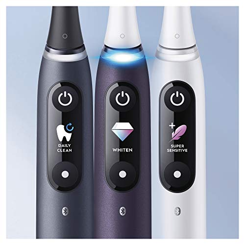 Oral-B iO 8 Cepillos Eléctricos Recargables Con Tecnología De Braun, Mangos Morado Y Negro Con Tecnología Magnética Revolucionaria, Pantalla En Color, 2 Cabezales De Recambio, 1 Funda De Viaje Premium