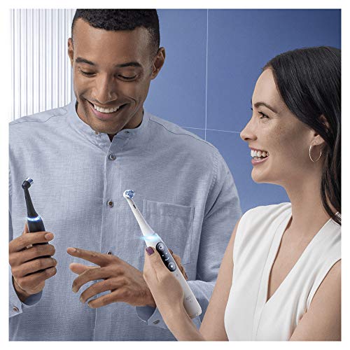 Oral-B iO 8 Cepillos Eléctricos Recargables Con Tecnología De Braun, Mangos Morado Y Negro Con Tecnología Magnética Revolucionaria, Pantalla En Color, 2 Cabezales De Recambio, 1 Funda De Viaje Premium