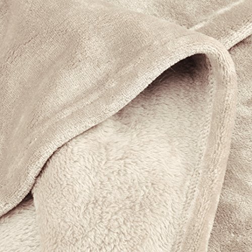 AmazonBasics - Manta, hecha de felpa de terciopelo suave - 168 x 229cm - arena