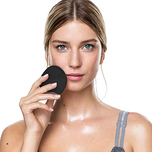 LUNA mini 2 de FOREO es el limpiador facial con modo anti-edad. Un cepillo facial sónico de silicona, para todo tipo de piel |Midnight| Recargable a través USB