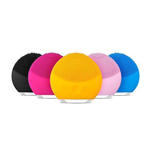 LUNA mini 2 de FOREO es el limpiador facial con modo anti-edad. Un cepillo facial sónico de silicona, para todo tipo de piel |Midnight| Recargable a través USB