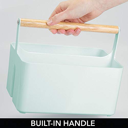 mDesign Cesta con asa para el baño – Caja organizadora con 2 compartimentos para cosméticos, maquillaje o pintaúñas – Organizador de cosméticos portátil de plástico con asa de madera – verde menta