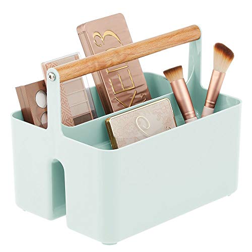 mDesign Cesta con asa para el baño – Caja organizadora con 2 compartimentos para cosméticos, maquillaje o pintaúñas – Organizador de cosméticos portátil de plástico con asa de madera – verde menta