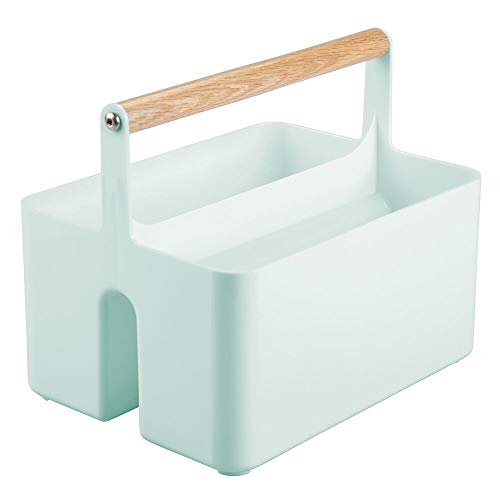 mDesign Cesta con asa para el baño – Caja organizadora con 2 compartimentos para cosméticos, maquillaje o pintaúñas – Organizador de cosméticos portátil de plástico con asa de madera – verde menta