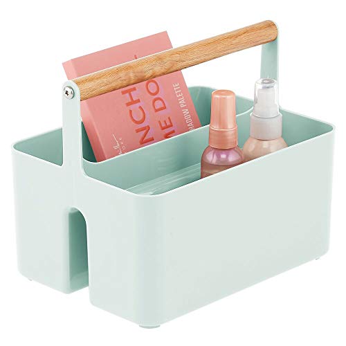 mDesign Cesta con asa para el baño – Caja organizadora con 2 compartimentos para cosméticos, maquillaje o pintaúñas – Organizador de cosméticos portátil de plástico con asa de madera – verde menta