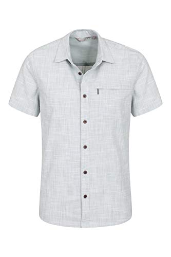 Mountain Warehouse Camisa de Manga Corta Textura de Fibra de Coco Hombre - 100% algodón, Corte Recto, Forrada con Malla, Bolsillo de Cremallera en el Pecho - Vacaciones Azul Denim L