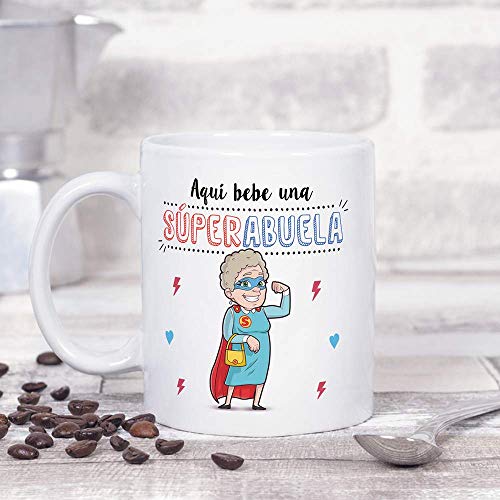 MUGFFINS Taza Abuela - Aquí Bebe una Super Abuela - La Mejor Taza Desayuno del Mundo - Taza Desayuno/Idea Regalo Original/Día de la Madre para Abuel