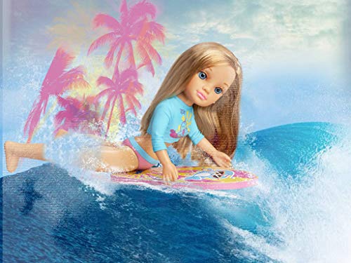 Nancy-Un día Haciendo Surf, Incluye Muñeca con Tabla y Neopreno, para niñas a Partir de 3 años (Famosa 700015528)