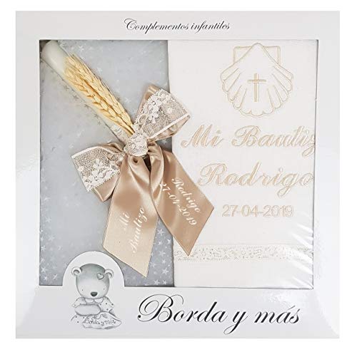 Pack Bautizo PERSONALIZADO incluye paño Bautismal y Vela de cera blanca. Modelo París (Camel)