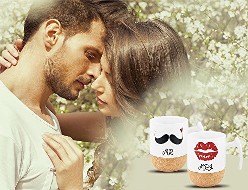 Love-KANKEI® Mr Mrs Tazas de cerámica con fondo de corcho novedoso - Regalos de boda / Aniversario Regalos de boda para parejas - Juego de 2 / 10.5 oz