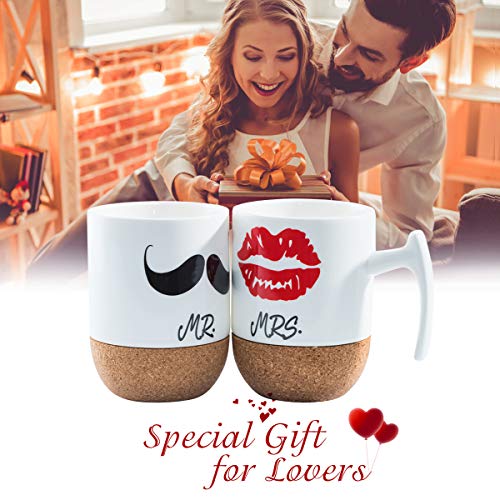 Love-KANKEI® Mr Mrs Tazas de cerámica con fondo de corcho novedoso - Regalos de boda / Aniversario Regalos de boda para parejas - Juego de 2 / 10.5 oz