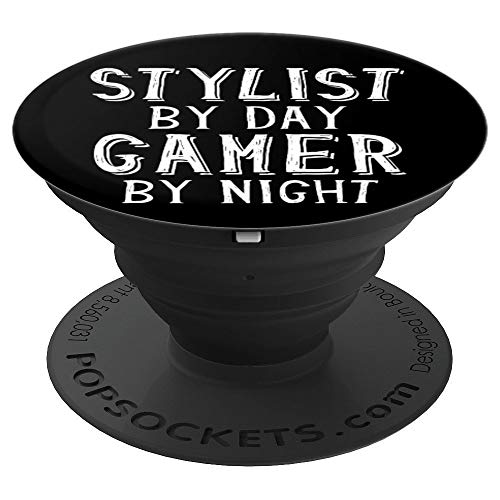 Stylist By Day Gamer By Night Hair Beauty Salon Stylist Gift PopSockets Agarre y Soporte para Teléfonos y Tabletas