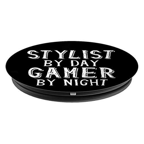 Stylist By Day Gamer By Night Hair Beauty Salon Stylist Gift PopSockets Agarre y Soporte para Teléfonos y Tabletas