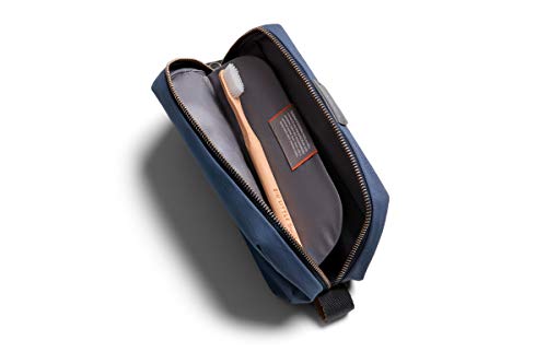 Bellroy Dopp Kit, neceser de tejido impermeable para viaje (cosméticos, perfume, kit de afeitado, peine, cepillo de dientes) - Marine Blue