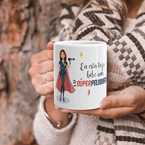 Kembilove Taza de Café Peluquera – En Esta Taza Bebe una Súper Peluquera – Taza de Desayuno para la Oficina – Taza de Café y Té para Profesionales – Taza de Cerámica Impresa – Tazas de 350 ml