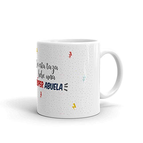 Kembilove Taza de Café para Abuela – Aquí Bebe una Super Abuela – Taza de Desayuno para Familia – Regalo Original para Familiares, Navidad, Aniversarios – Taza de Cerámica de 350 ml