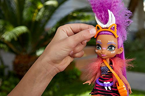 Cave Club Muñeca Roaralai, muñeca prehistórica con mascota y accesorios (Mattel GNL84)