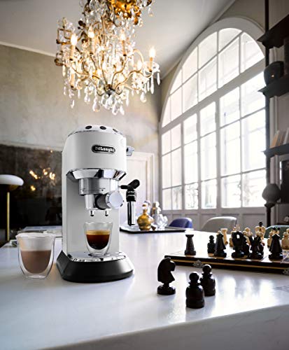 De'longhi Dedica - Cafetera de Bomba de Acero Inoxidable para Café Molido o Monodosis, Cafetera para Espresso y Cappuccino, Depósito de 1.3 Litros, Sistema Anti-goteo, EC685.W, Blanco