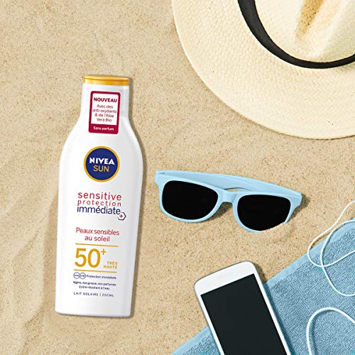 Leche solar Sensitive protección inmediata FPS 50+ (1 x 200 ml), protección solar no perfumada y resistente al agua, pantalla solar, textura ligera no grasa.