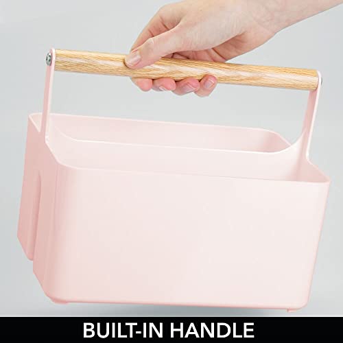 mDesign Cesta con asa para el baño – Caja organizadora con 2 compartimentos para cosméticos, maquillaje o pintaúñas – Organizador de cosméticos portátil de plástico con asa de madera – rosa claro