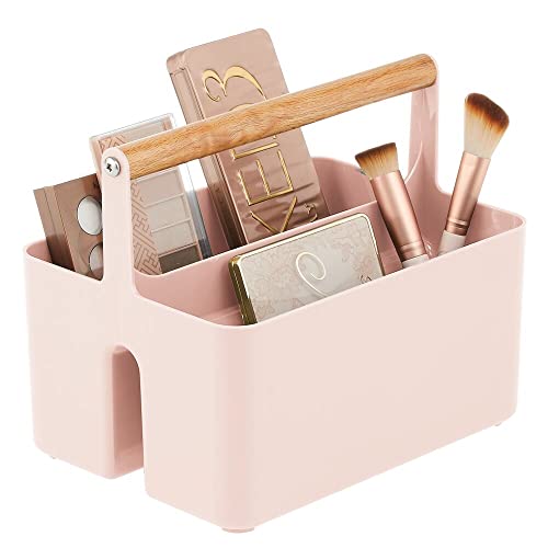 mDesign Cesta con asa para el baño – Caja organizadora con 2 compartimentos para cosméticos, maquillaje o pintaúñas – Organizador de cosméticos portátil de plástico con asa de madera – rosa claro