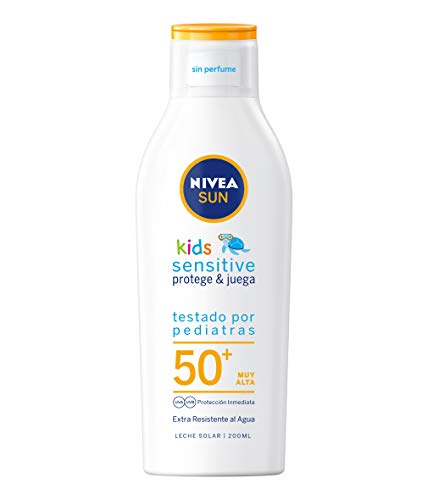 NIVEA SUN Kids Sensitive Protege & Juega Leche Solar para niños FP 50+ (1 x 200 ml), protector solar infantil resistente al agua, protección solar muy alta