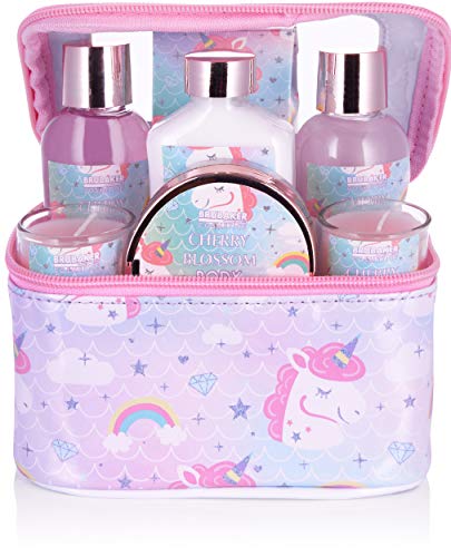 BRUBAKER Cosmetics Set de Baño y Ducha de Unicornio de 7 Piezas - Cherry Blossom - Set de Regalo con Aroma a Flor de Cerezo - Incl. 2 Velas Perfumadas en Caja de Cosméticos