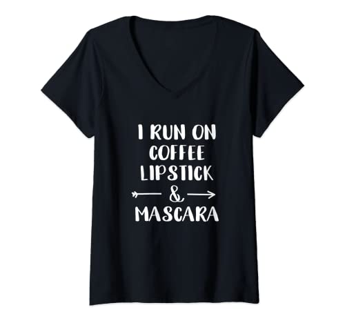 Mujer Sassy Make Up Artist I Run On Coffee Lápiz labial y rímel Camiseta Cuello V