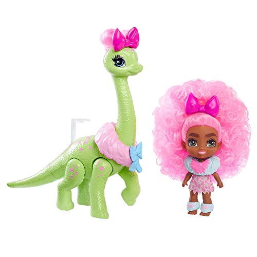 Cave Club Bebé con Dinosaurio, muñeca Pelo Rosa con Mascota y Accesorios, Juguete para niñas y niños +4 años (Mattel GXP23)