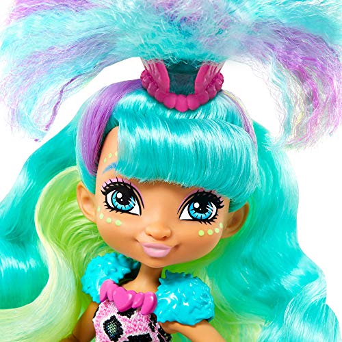 Cave Club Muñeca Rockelle con Mascota Dinosaurio Azul, Conjunto con Accesorios para niños y niñas +4 años (Mattel GTL69)