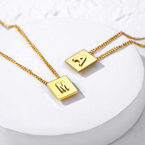 GoldChic Charm Necklace for Women - Letra Alfabeto K con Cadena Ajustable 16 Pulgadas - Acero Inoxidable con baño de 18K Oro - Gratis Caja de Regalo