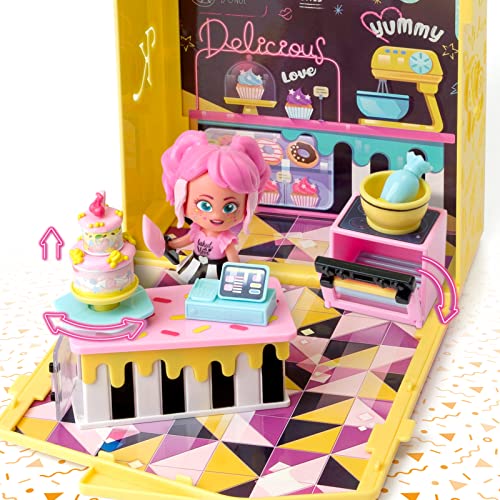 KOOKYLOOS Tiffany’s Pop Up Bakery – Pastelería con más de 15 Accesorios y muñeca Exclusiva con 3 Expresiones Divertidas. Incluye Accesorios exclusivos y Plataforma giratoria.