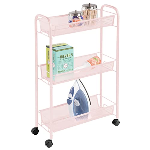 mDesign Estantería con Ruedas para lavadero – Compacto Mueble Auxiliar para Guardar detergente, quitamanchas, etc. – Práctico Carro de lavandería en Metal con Tres estantes Estrechos – Rosa Claro