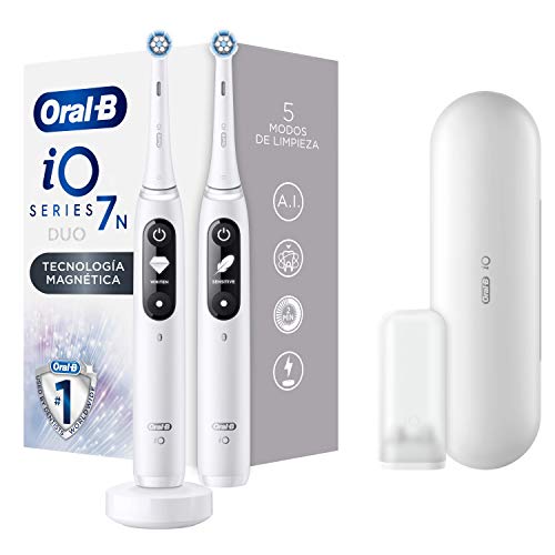 Oral-B iO 7N Cepillos de Dientes Eléctricos (Pack de 2) con Mangos Recargables, Tecnología Magnética de Braun, 2 Cabezales de Recambio, Pantalla Blanco/Negro y Estuche de Viaje Premium - Blanco