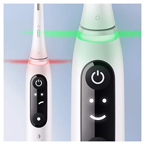 Oral-B iO 7N Cepillos de Dientes Eléctricos (Pack de 2) con Mangos Recargables, Tecnología Magnética de Braun, 2 Cabezales de Recambio, Pantalla Blanco/Negro y Estuche de Viaje Premium - Blanco