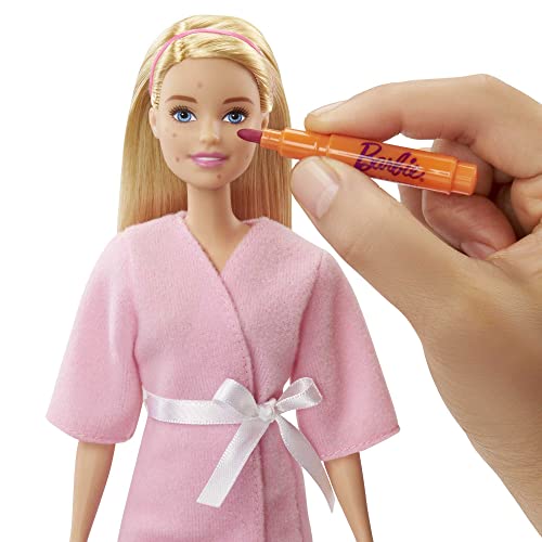 Barbie con su Mascarilla, Playset de Spa, Muñeca con Accesorios (Mattel GJR84)