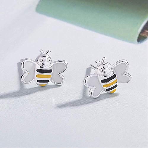 Pequeñas uñas frescas de oreja de abeja, femeninas