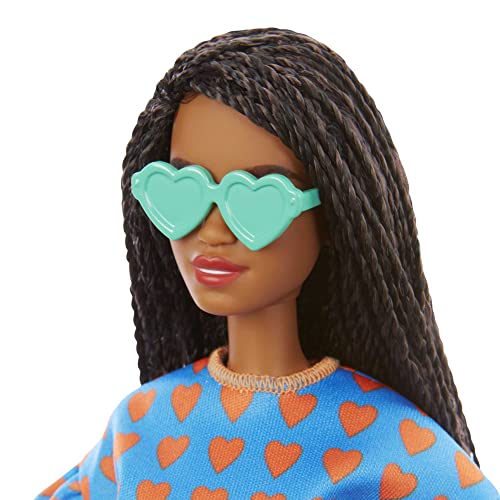 Barbie Fashionista Muñeca afroamericana con trenzas, conjunto de corazones y accesorios de moda de juguete (Mattel GRB63)