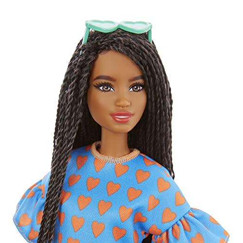 Barbie Fashionista Muñeca afroamericana con trenzas, conjunto de corazones y accesorios de moda de juguete (Mattel GRB63)