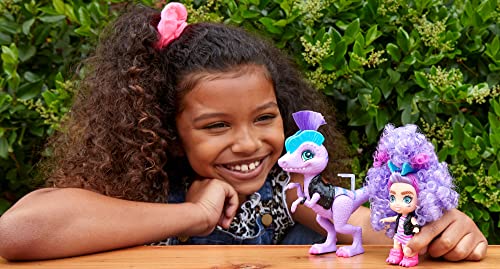 Cave Club Bebé con dinosaurio, muñeca pelo morado con mascota y accesorios, juguete para niñas y niños +4 años (Mattel GXP24)